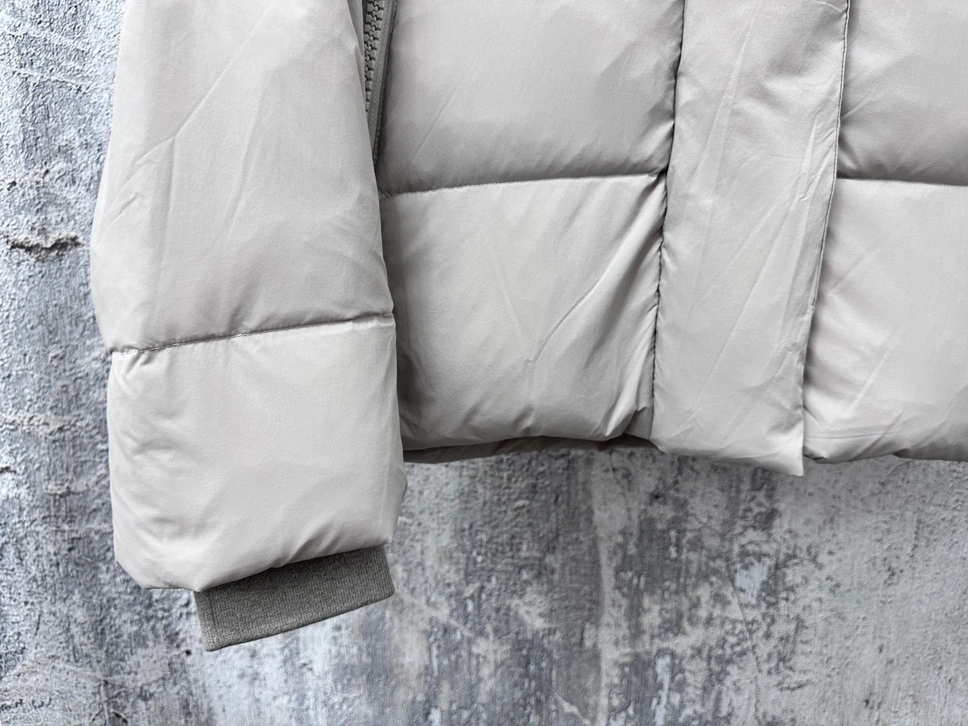 P740 【𝗖𝗔𝗡𝗔𝗗𝗔 𝗚𝗢𝗢𝗦𝗘】Capsule Series Macaron White Label Fabric: Made of soft EnduraLuxe fabric imported from DuPont, CORDURA, USA, which enhances the durability of easy-to-wear parts, is lightweight and durable; the liner is made of 400T anti-velvet gallbladder, which is comfortable, soft and non-velvet. : Equipped with a detachable hood, which can be adjusted in two directions, and is also filled with down, which brings greater softness and wrapping around the head and neck, and is full of warmth. This parka features white trim on the back and sides, and the hardware locks are all original and custom-made to match the muted fabric color. Goose label: The official website’s new series of silicone material labels, non-embroidery labels. Length: Fit hip-length. Size: XS-L